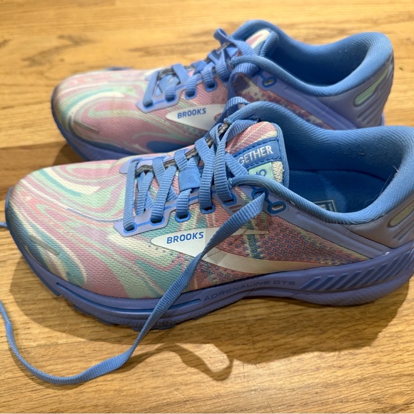 Brooks Women's Adrenaline Gts 22 size 5 Easter - Picture 3 of 7